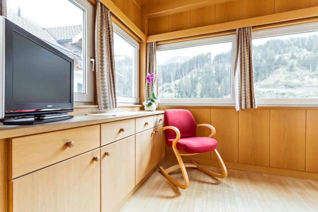 Villa Alpina Apartments Santa Cristina Val Gardena Bagian luar foto